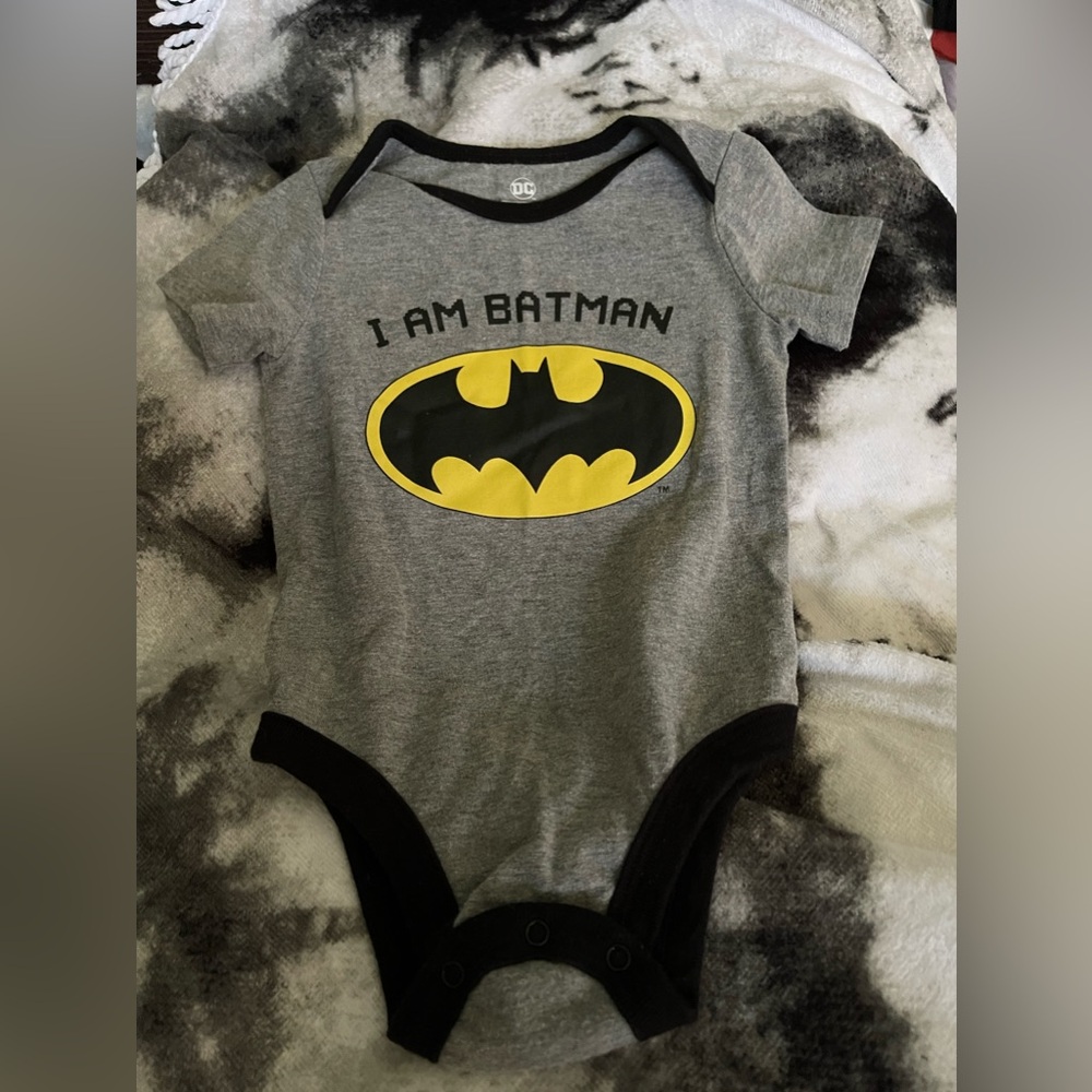 5/10$ DC Batman 12-18 months  “I am Batman”
